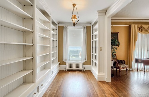 Waterbury House | 7 bedroom mansion with Elevator
