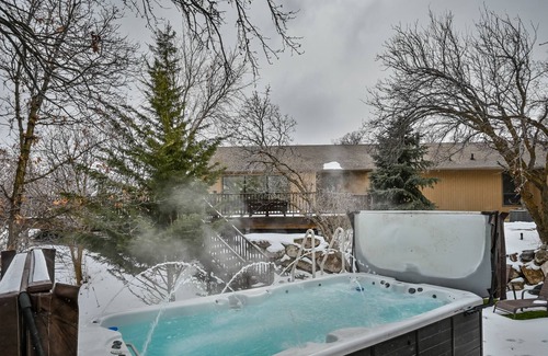 Highland House | 7-Bedroom Retreat - Giant Hot Tub, Gorgeous Mountain Views on 2 Acres!
