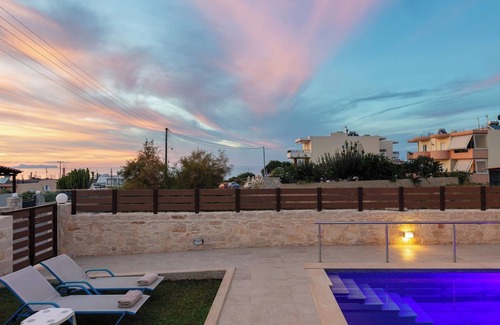 Skaleta Ski Chalet | 7 bedroom villa with pool, 700m from the beach!