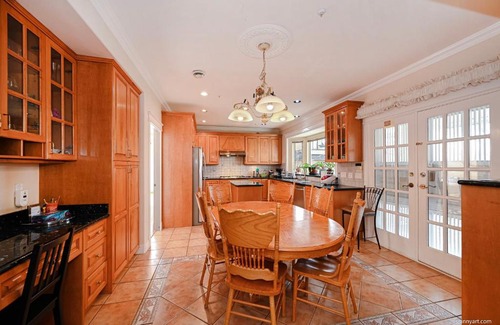 Riley Park-Little Mountain Hotel | 7 Bedrooms in the Heart of Vancouver