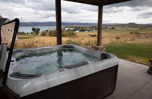 Cherimoya Hill House | 7 Bedrooms Lake/Mountain views, Hot Tub, Theater room. Great for all seasons