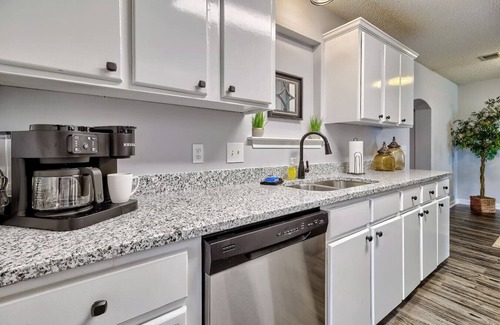 Huntcliff House | 7 beds~10 mins to Ft Jackson!