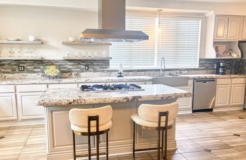 Gentilly Terrace House | 7 Beds- 2 Kings & 5 Queens! Buy 2 Nights-Get 1 Night FREE during Essence Fest!