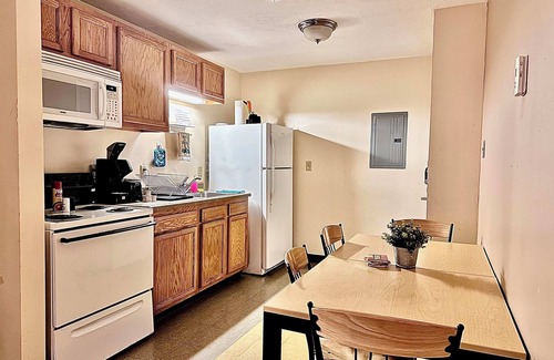 Downtown Pittsburgh Apartment | 7 Beds! Explore downtown Pittsburgh | Large Groups