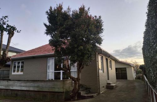 Mount Albert House | 7 Beds including 4 Double Beds, 1 Single Bed, 2 Double Sofa Beds Serviced House A