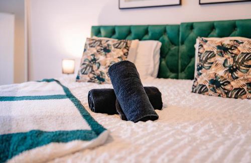 Penylan Apartment | 7 Beds - Spacious Apartment - Free Parking