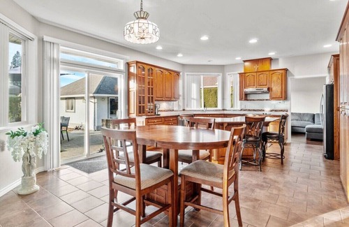Popkum House | 7 BR House With Pool & Hot Tub Near Harrison