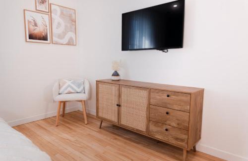 Plateau Mont Royal Apartment | #7 - Charming Studio - Self Check in - Plateau - St-Denis - AC - TV