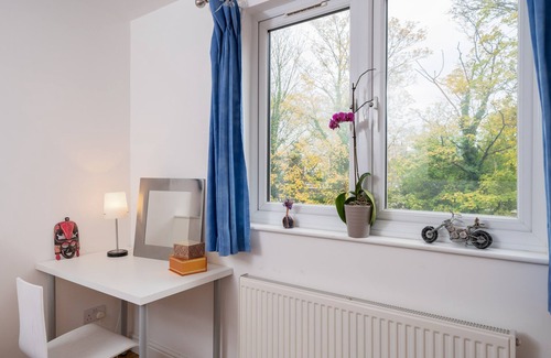 Cricklewood House | 7 Double bedroom House fully equipped Kitchen