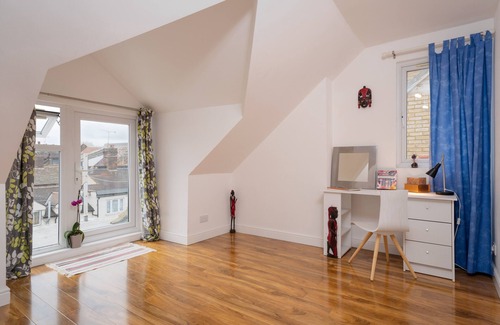 Cricklewood House | 7 Double bedroom House fully equipped Kitchen