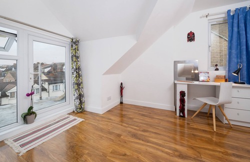 Cricklewood House | 7 Double bedroom House fully equipped Kitchen