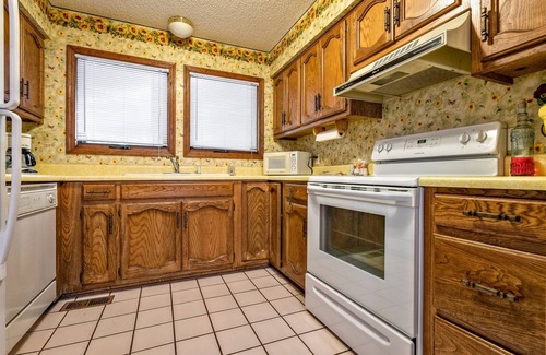 Hot Springs Village House | 7 Gailosa Lane - HDTV, WIFI. A 2 bedroom, 1.5 bath, 2 level nightly vacation
