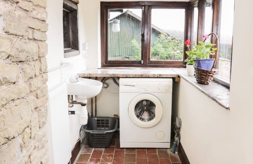 Wall-under-heywood Cottage | 7 GRETTON, romantic, character holiday cottage in Cardington