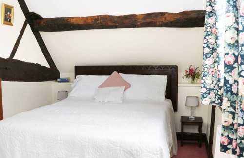 Wall-under-heywood Cottage | 7 GRETTON, romantic, character holiday cottage in Cardington