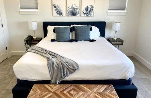 Garden City Cabin | 7 King Beds! Private Hot Tub, Pickleball Court, SUP’s, Ping Pong and Air Hockey