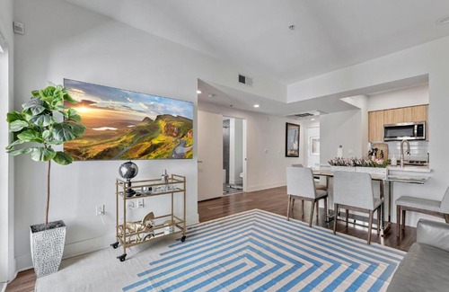 Downtown Apartment | 7 Large Down Town Santa Monica Apartment