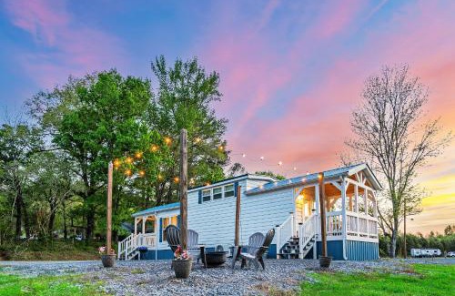 Guntersville Apartment | 7 Le Soleil Retro Tiny House, Boat Parking, Mins to Lake Guntersville, City Harbor