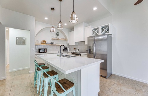 Fairway Gardens Townhouses House | 7 Mi to ASU: Family Retreat w/Pool Access