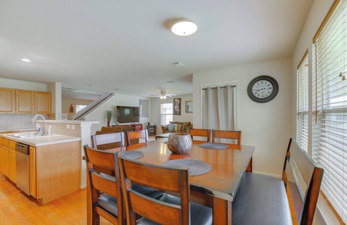Baytown House | 7 Mi to Downtown Baytown: Spacious Home w/Yard