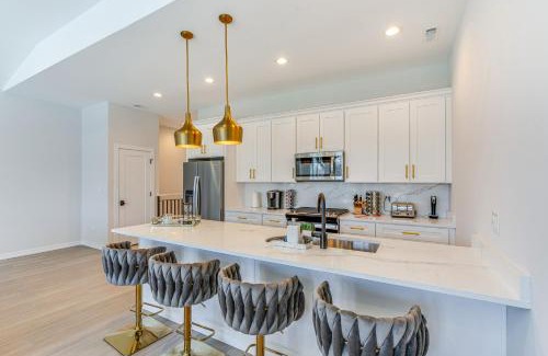 Washington Park Apartment | 7 Mi to Downtown Luxe Chicago Condo
