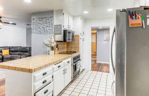 Greenacres House | 7 Mi to Dtwn: Poolside Paradise in Bakersfield!