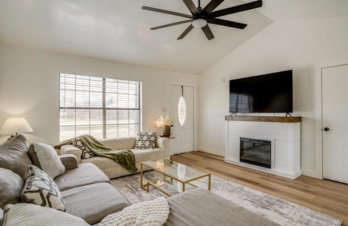 Bridgeport House | 7 Mi to Lake Bridgeport Home with Yard and Grill!