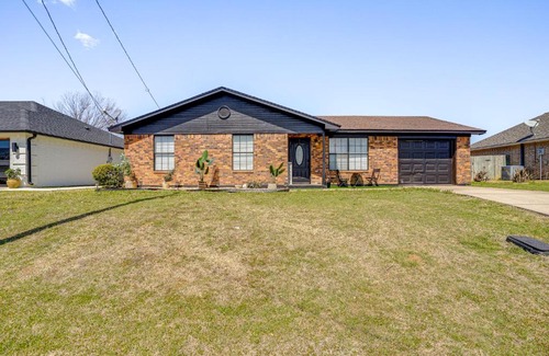 Bridgeport House | 7 Mi to Lake Bridgeport Home with Yard and Grill!