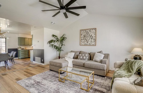 Bridgeport House | 7 Mi to Lake Bridgeport Home with Yard and Grill!