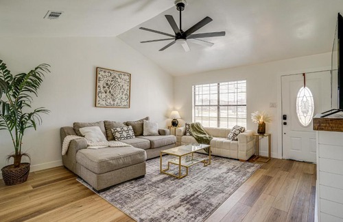 Bridgeport House | 7 Mi to Lake Bridgeport Home with Yard and Grill!