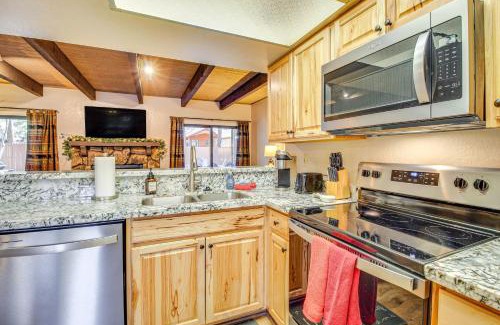 Pinetop Apartment | 7 Mi to Rainbow Lake Pinetop Condo with Patio!