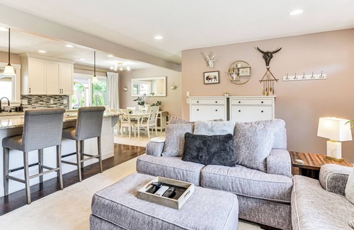 Ellsworth House | 7 Mi to Vancouver Waterfront: Sleek Home w/Yard!