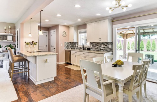 Ellsworth House | 7 Mi to Vancouver Waterfront: Sleek Home w/Yard!