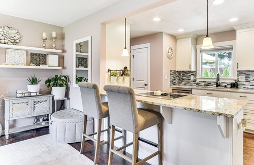 Ellsworth House | 7 Mi to Vancouver Waterfront: Sleek Home w/Yard!