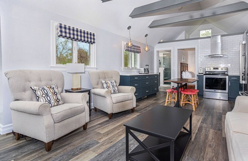 West Dennis House | 7 Min-Drive to Beach: Cozy Cottage & Yard
