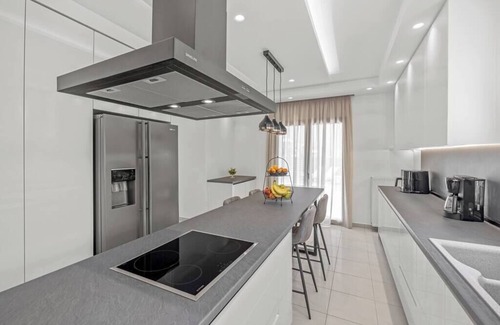 Petaloudes Villa | 7 min from Center | 6BR Villa | w/Airport Shuttle