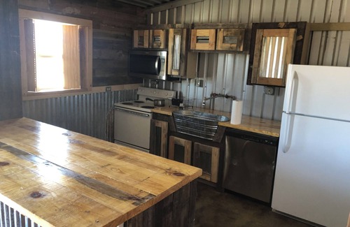 Dublin Cabin | 7 min from Stephenville. 2-2 Lodging with horse accommodations. Stalls, Turnouts