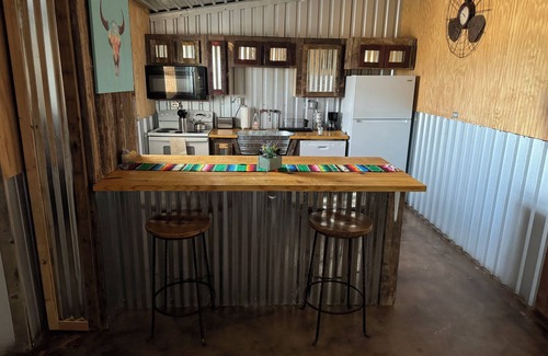 Dublin Cabin | 7 min from Stephenville. 2-2 Lodging with horse accommodations. Stalls, Turnouts