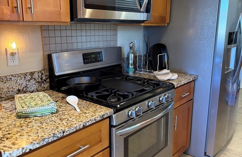 Salem House | 7 min to downtown Salem, Hospital, & Convention Center. 3bdrm 2.5 bath with WIFI