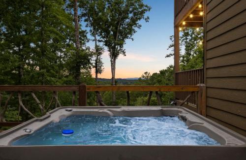 Blue Ridge House | 7 Min to DT Blue Ridge~Hot Tub~Fire Pit~Sleeps 12