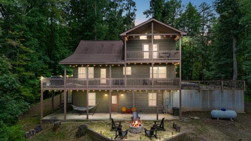 Blue Ridge House | 7 Min to DT Blue Ridge~Hot Tub~Fire Pit~Sleeps 12