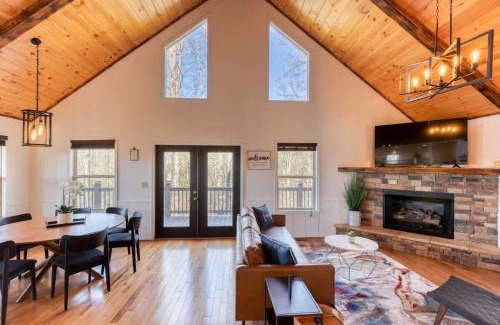 Blue Ridge House | 7 Min to DT Blue Ridge~Hot Tub~Fire Pit~Sleeps 12