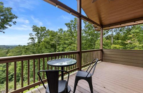 Blue Ridge House | 7 Min to DT Blue Ridge~Hot Tub~Fire Pit~Sleeps 12