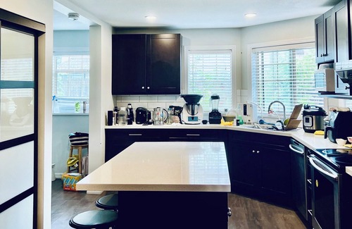 Richmond House | 7 min to YVR,Vancouver airport,Richmond Grace room,Free parking,1 min to bus