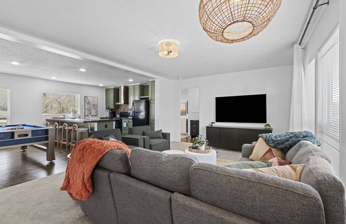 Bowen House | 7 mins RRG | Hot Tub & Pool Table | Nada Tunnel