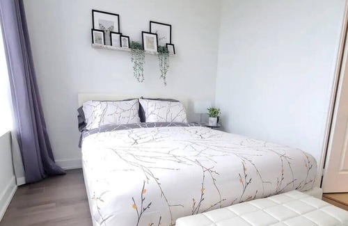 Etobicoke Condo | 7 mins to Airport/Downtown Toronto! Family-sized condo w/ POOL!