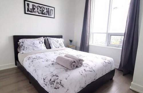 Etobicoke Condo | 7 mins to Airport/Downtown Toronto! Family-sized condo w/ POOL!