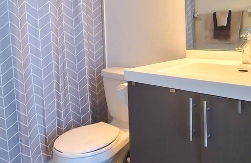 Etobicoke Condo | 7 mins to Airport/Downtown Toronto! Family-sized condo w/ POOL!