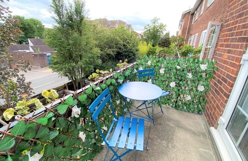 Redhill House | 7 Mins to Gatwick Airport, Easy Commute to London! Comfortable King Size Bed!