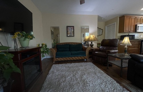 Temecula House | 7 minutes to grocery and wine country - 1 bed/1bath w/laundry and full kitchen.