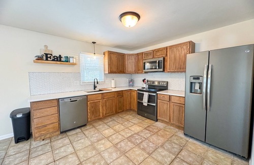 Kansas City Other | 7 minutes to shopping and entertainment. Quiet farmhouse close to city w/pool.